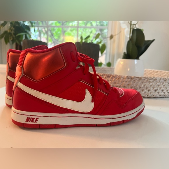Like new Red Nikes - Picture 1 of 4